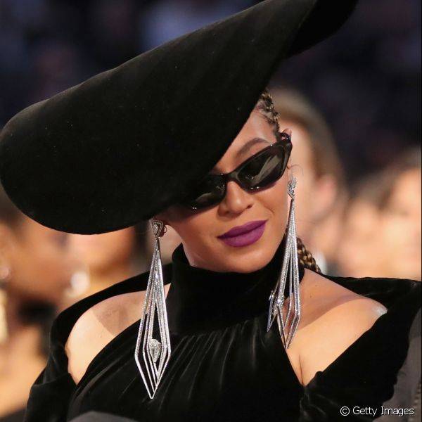 A maquiagem de Beyoncé no Grammy Awards foi toda focada nos lábios com o batom roxo (Foto: Getty Images)